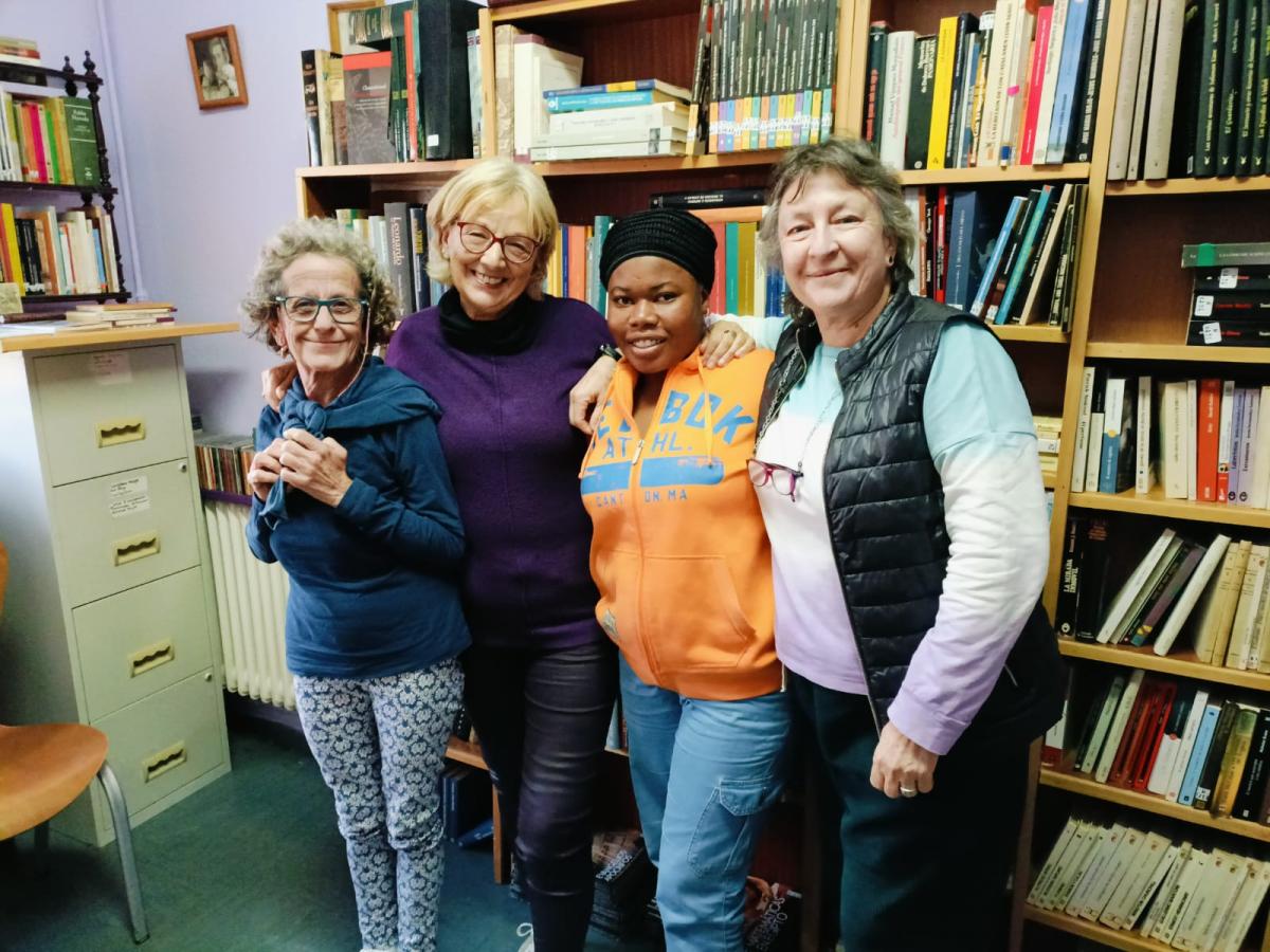 La Biblioteca de las Mujeres de libros libres con un desorden organizado